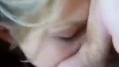 Geiler Blowjob von suesser Teen-Freundin im Webcam-Video