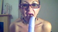 Mature Woman Masturbates on Webcam