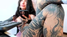 Big boob brunette masturbates on webcam