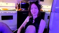 Naked amateur webcam girl fingering her pussy live on camera