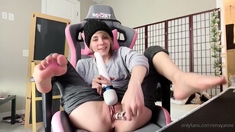 Webcam blonde Freundlich fucks a sex toy