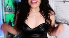Amateur brunette double toying on webcam