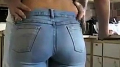 Cette Petite Salope En Tight Jeans Se Fait Peloter Le Cul.