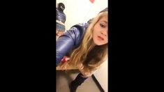 Junge Nutte Reitet Dildo In Der Umkleide Ab