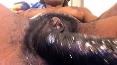 NEGRA PELUDA COM O VIBRADOR 07